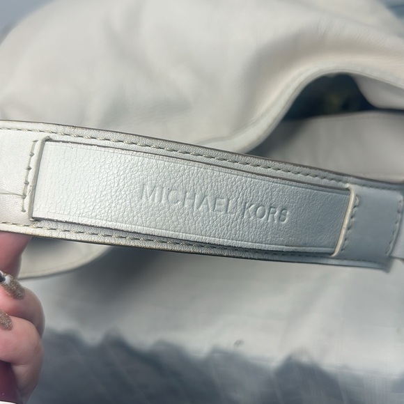 Large Michael Michael Kors  hobo in ivory pebbled leather. - Picture 8 of 11